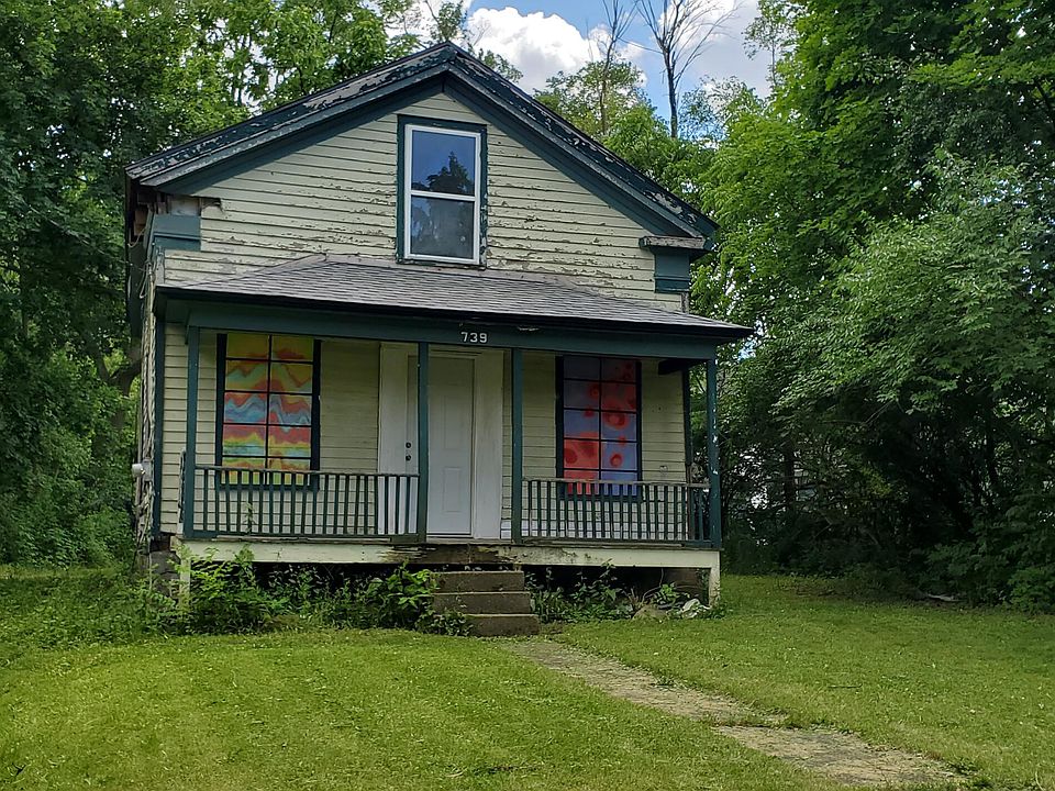 1st image of 739 McCourtie St