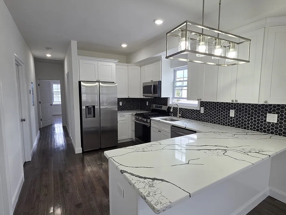 911 Monroe Ave #2