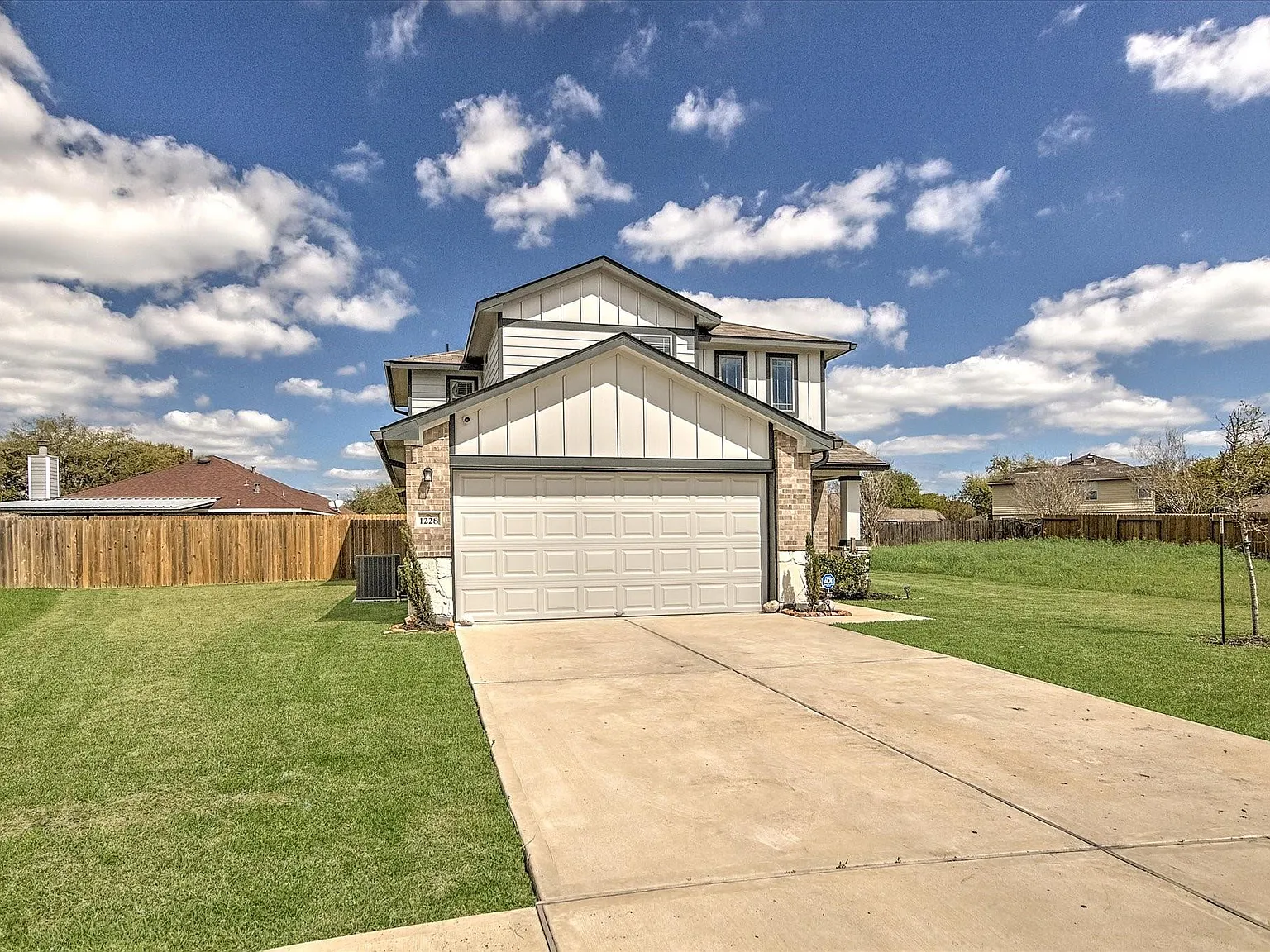 3 bed, 2.5 bath, 1984 sqft, $2,400 — Photo 3