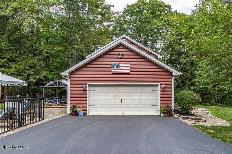 4th image of 38 Thunderbird Road