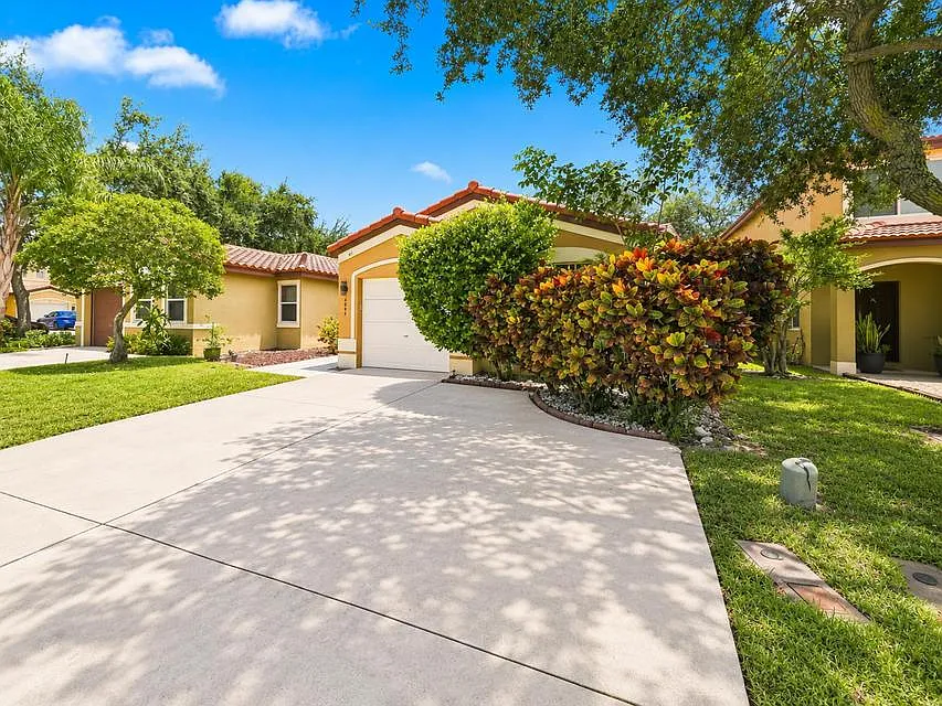 3 bed, 1645 sqft, $3,395 — Photo 3