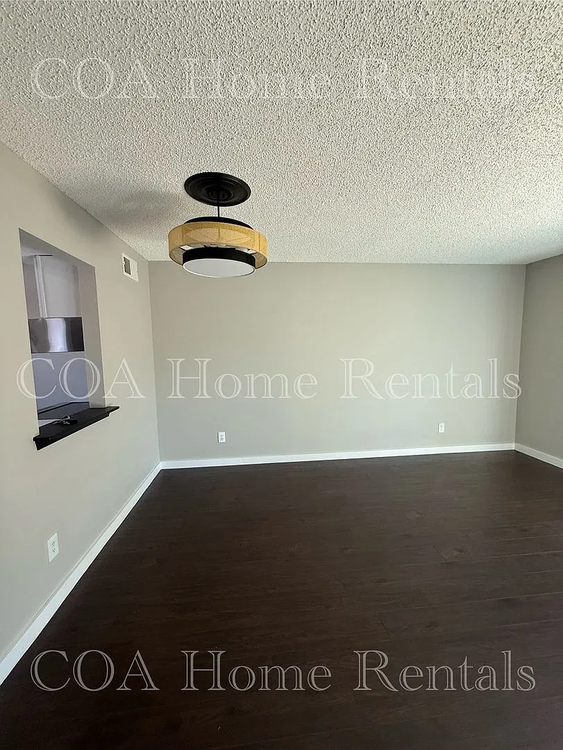 Beautiful Remodeled Town Home — Photo 4