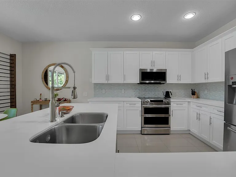 1070 Bluewood Ter — Photo 16
