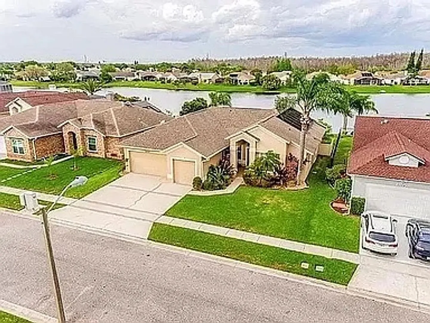 Captivating 4 Bedroom, 2 bath Pool/Lake home — Photo 1