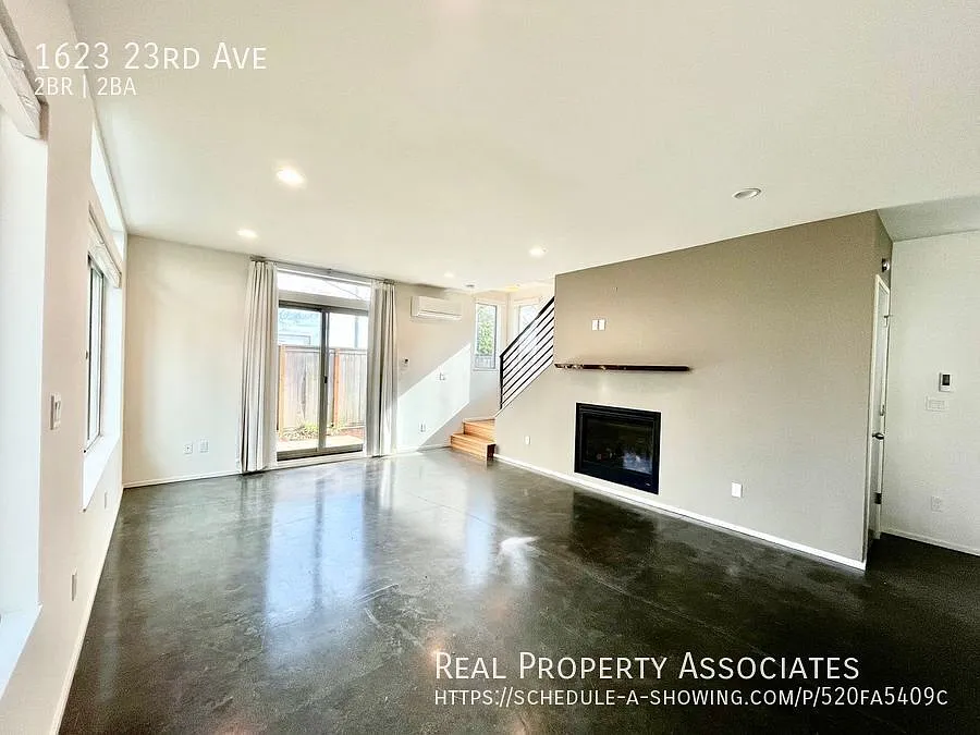 Contemporary Townhouse! — Photo 3