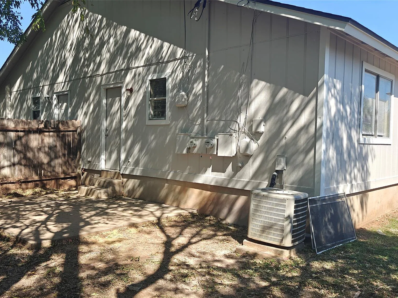 3 bed, 2.0 bath, 1936 sqft, $1,595 — Photo 3