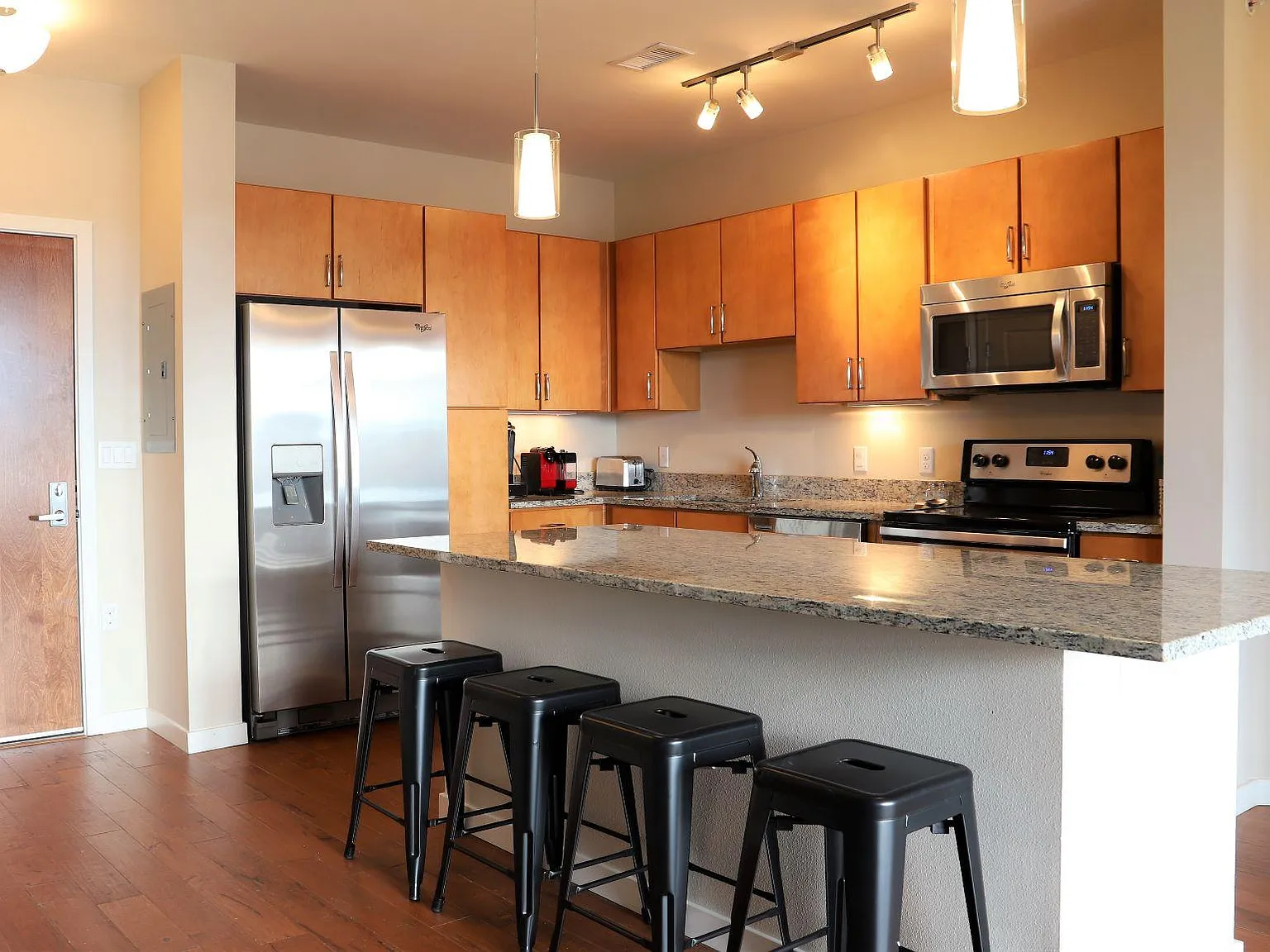 1 bed, 754 sqft, $1,700 — Photo 3