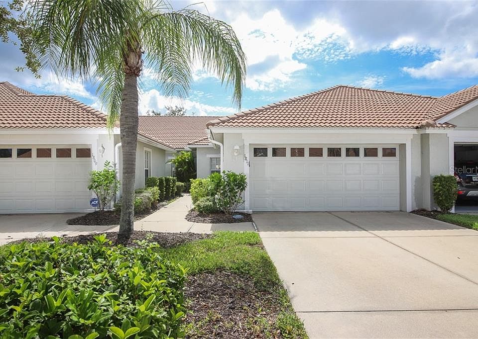 Home For Sale In PELICAN POINTE GOLF COUNTRY CLUB UNIT 8