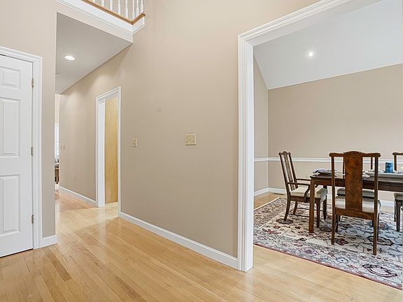 4th image of 20 Braeburn Ln Unit 20