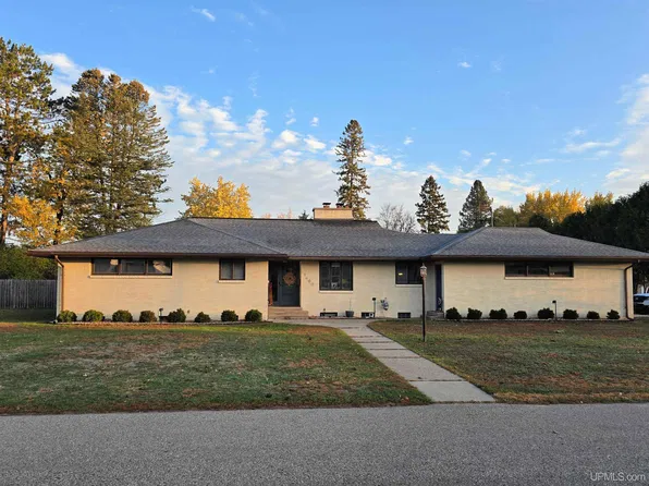 1400 W B St, Iron Mountain, MI 49801