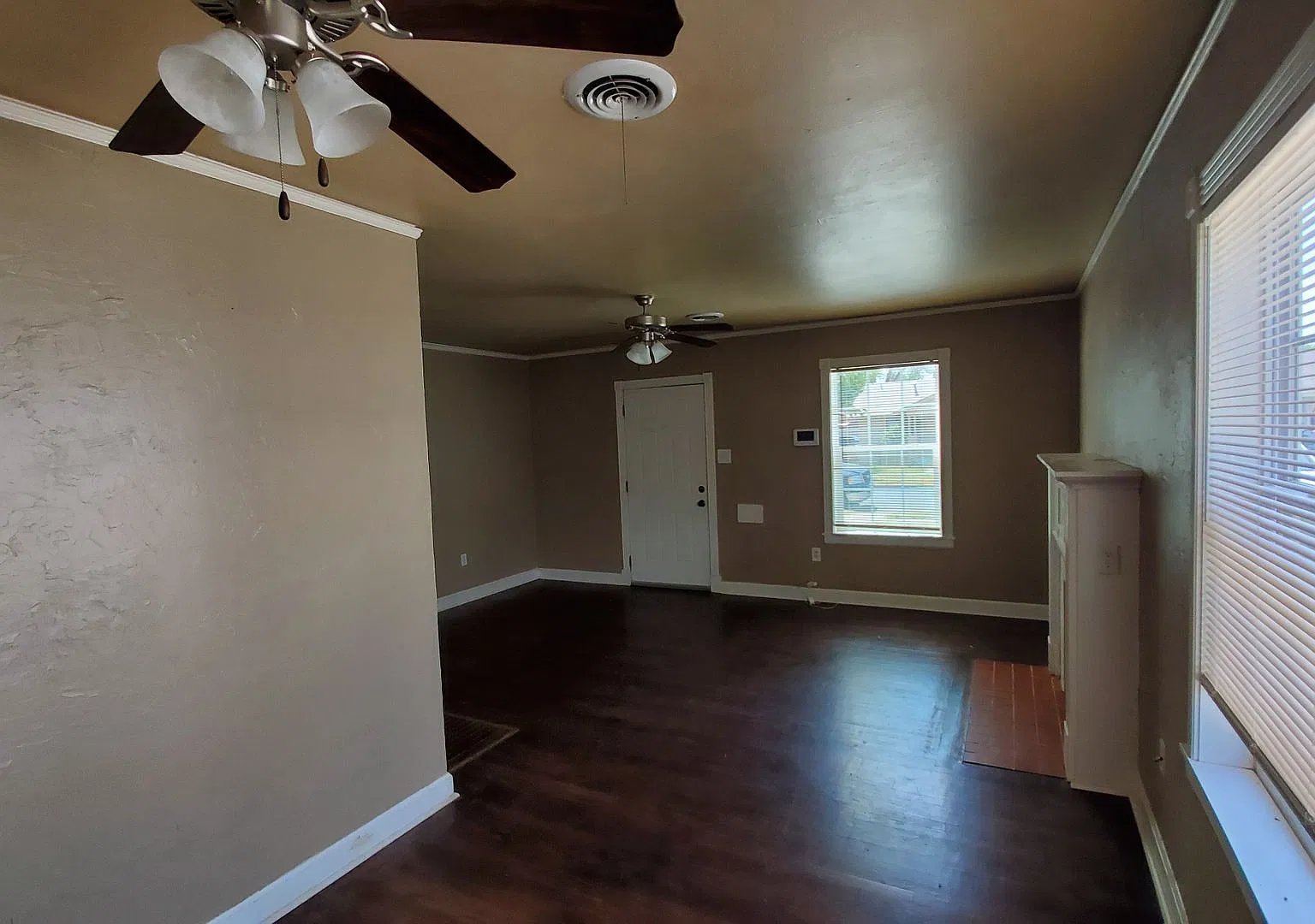 Charming 2-Bedroom Home with Attached Garage for Rent — Photo 4