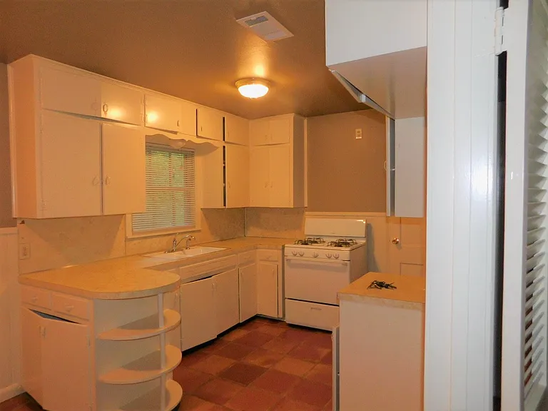 1400 Berkshire Dr — Photo 7