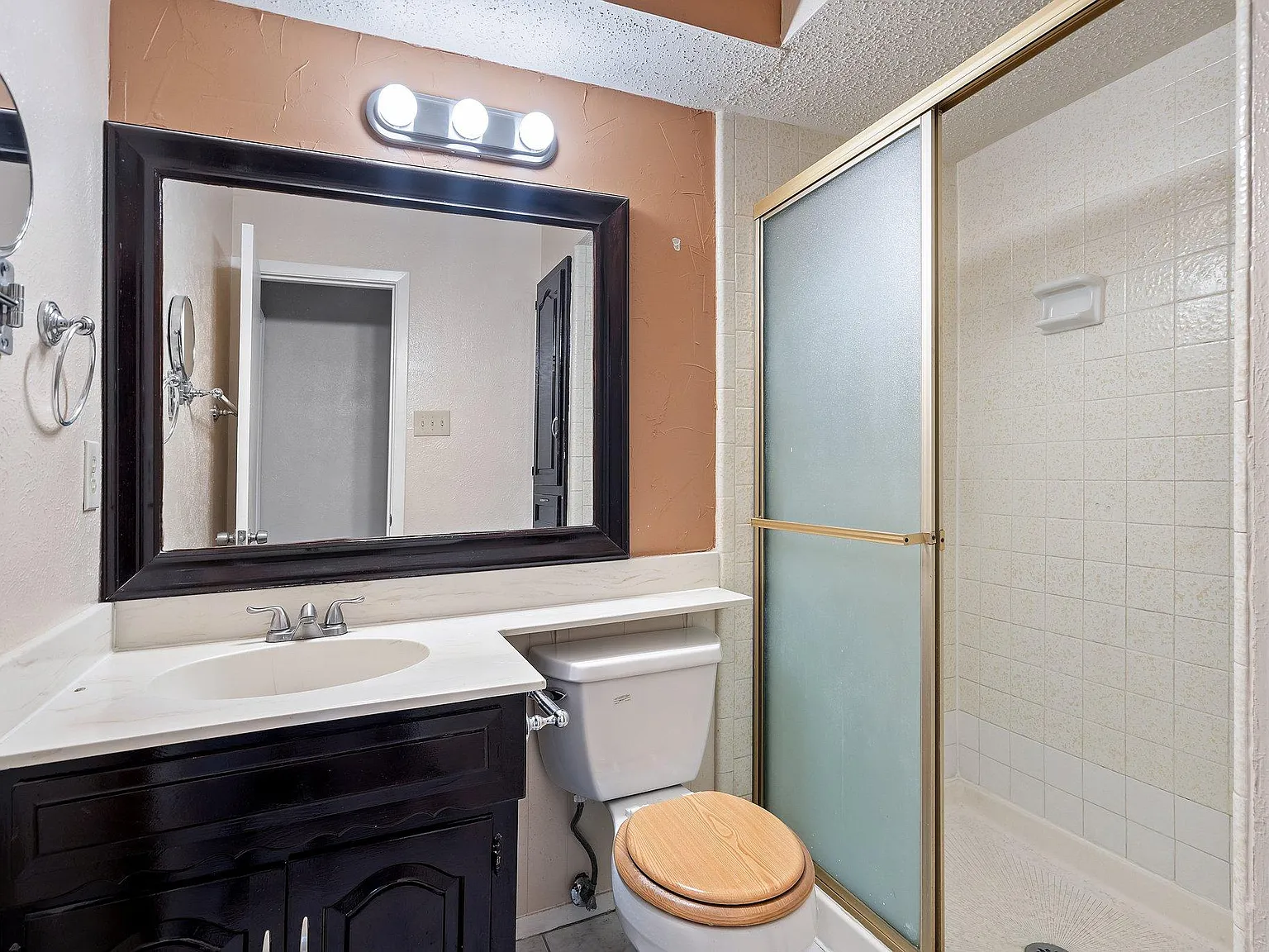 4 bed, 3.0 bath, 2000 sqft, $879 — Photo 2