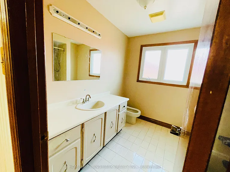 121 Harmonia Cres — Photo 13