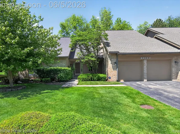 29711 Nova Woods Dr, Farmington, MI 48331