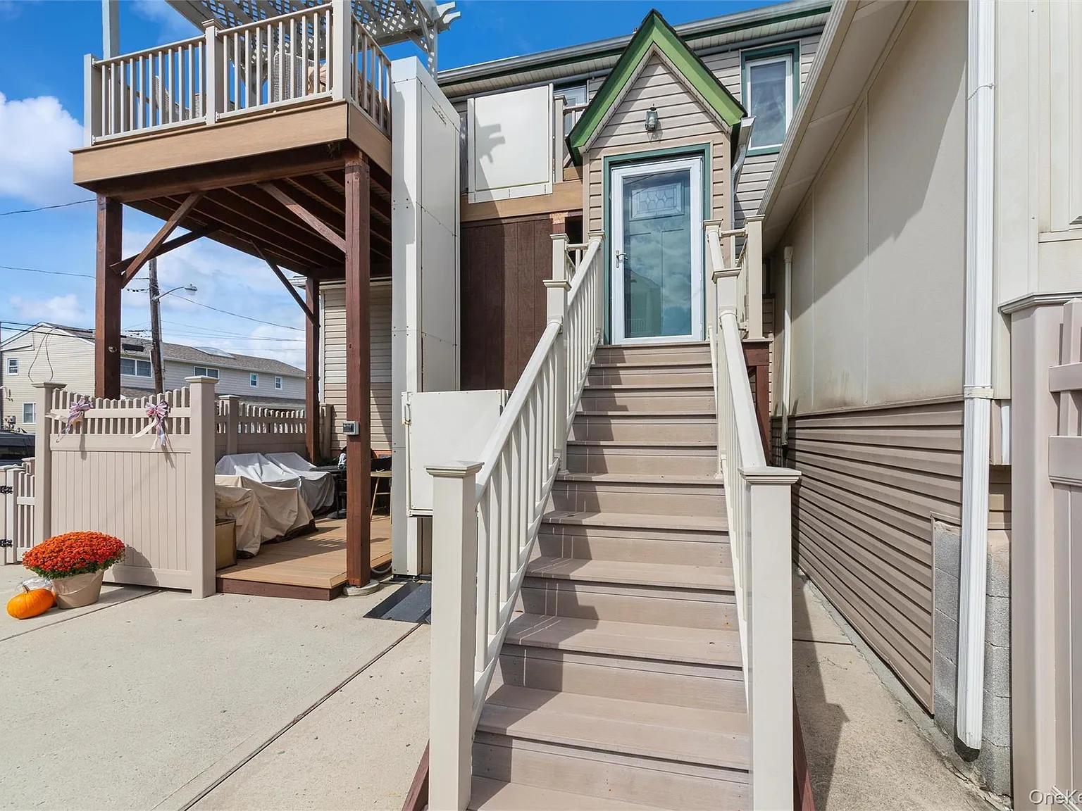 2 bed, 1.0 bath, 2022 sqft, $3,200 — Photo 3