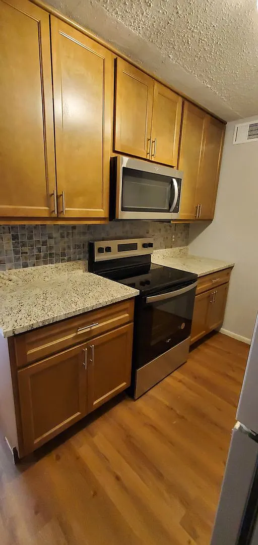 Renovated Two Bedroom Condo with Garage Space in Ladue School District — Photo 3