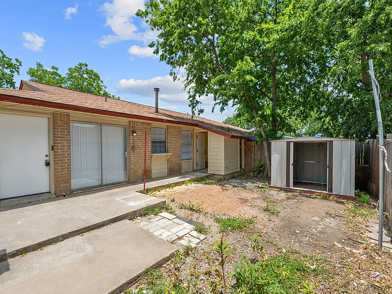202 Northcrest Cir #D — Photo 2