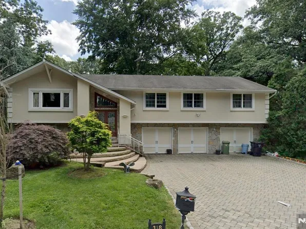 318 Briarcliff Ln, Paramus, NJ 07652