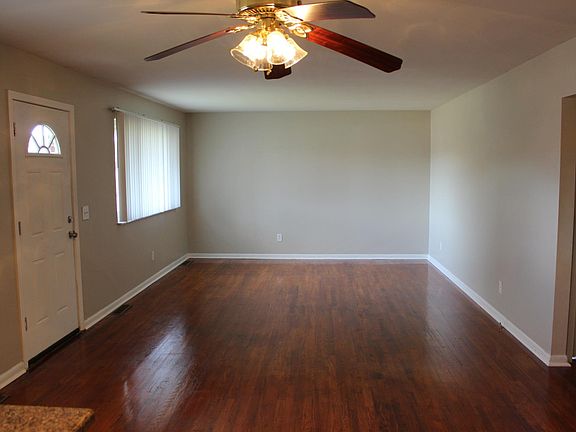 Living / Dining Room Pic 1