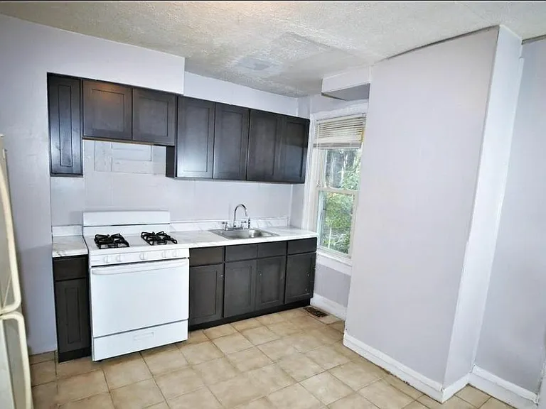 233 Hills Pl — Photo 2