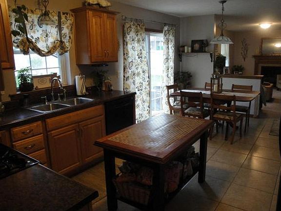 3rd image of 833 Anne Ln