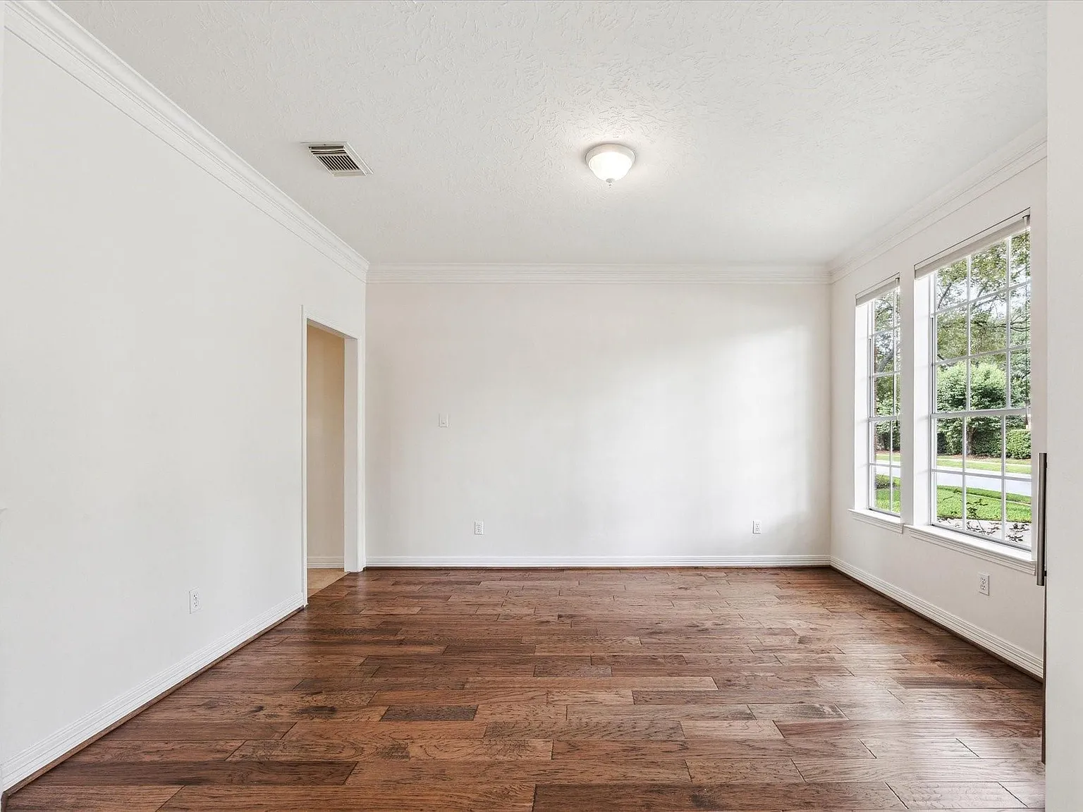 5 bed, 3.5 bath, 3878 sqft, $5,700 — Photo 3