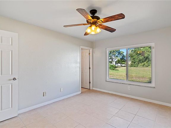 5th image of 321 SW Winter Ln