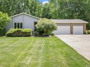 1119 S Lake Valley Dr, Fenton, MI 48430