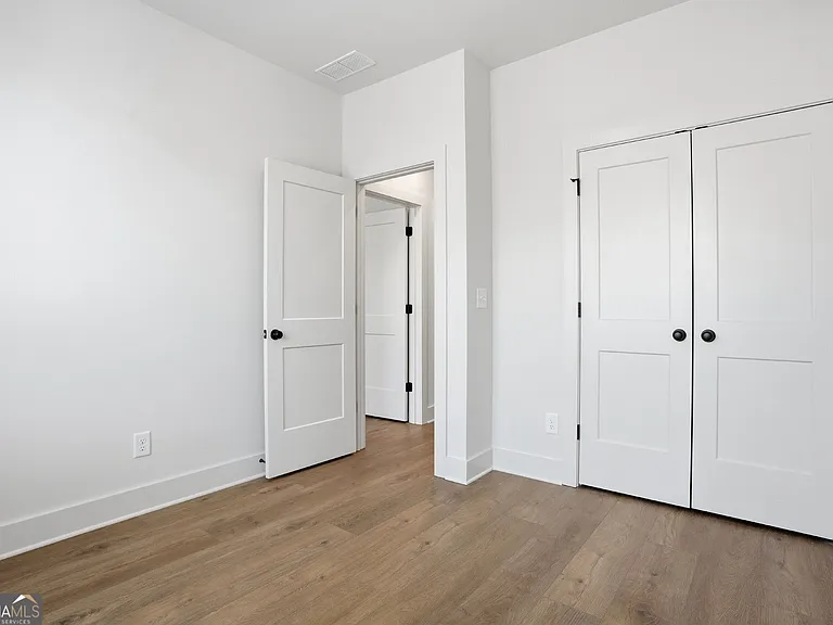 2597 Mackintosh — Photo 22