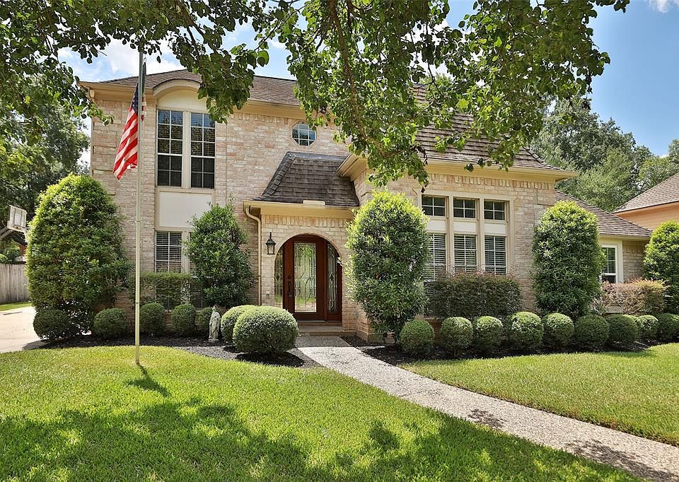 This home is majority brick and easy maintenance. The beautiful front door is leaded glass with transoms and so welcoming!