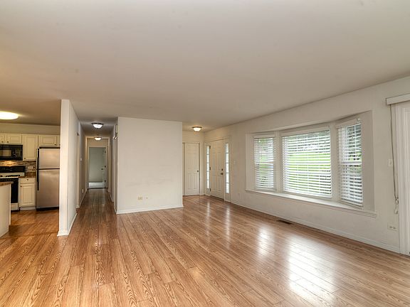 4th image of 608 Waters Edge Dr APT B
