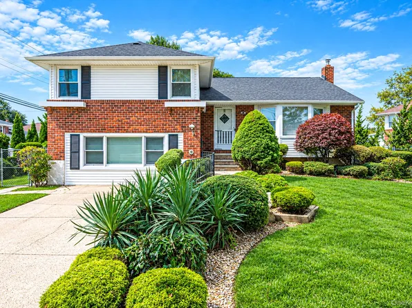 3 Rosewood Drive, Massapequa, NY 11758
