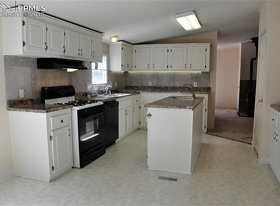 Country Kitchen Light and Bright includes: Breakfast Nook all appliances to include a food prep island with vegetable wash sink*Plenty of storage and cabinets throughout the kitchen.