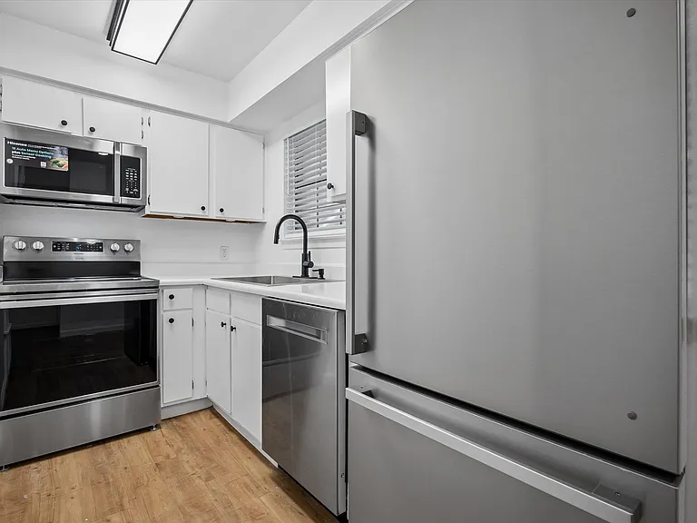 1214 Baylor St #103 — Photo 6