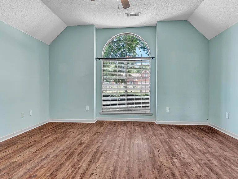 3933 Oak Forest Dr — Photo 16