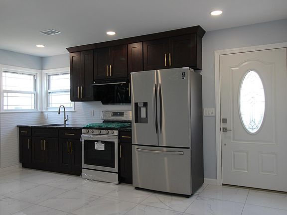 2nd image of 18 Fanning St #1