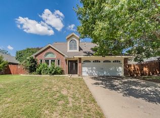 717 Timbercreek Dr, Hurst, TX 76053