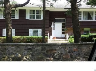 4 E Ridge Ln, Mount Kisco, NY 10549