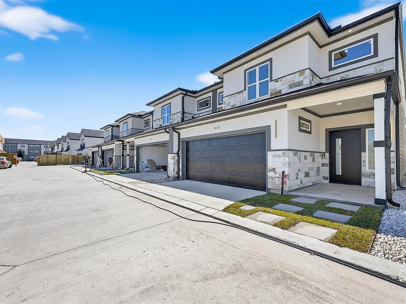 3 bed, 2.5 bath, 2110 sqft, $2,900 — Photo 2