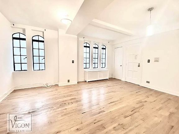 5th image of 330 E 43rd St APT 102