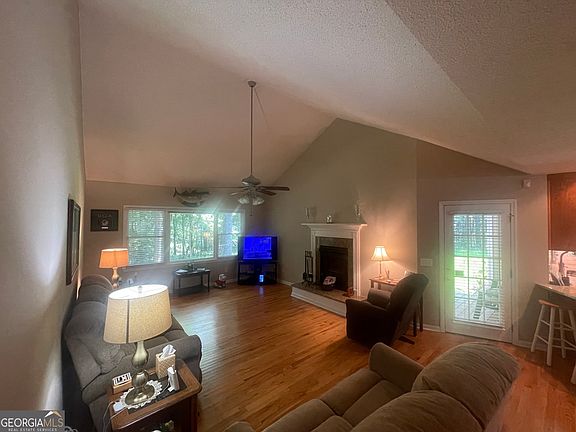 3rd image of 1371 Crawford Rd