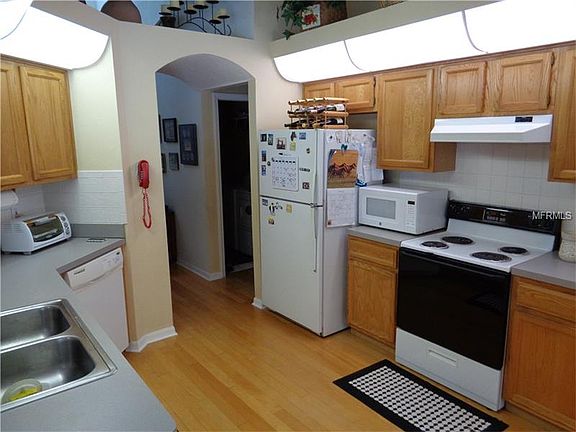 5th image of 28638 Lindenhurst Dr