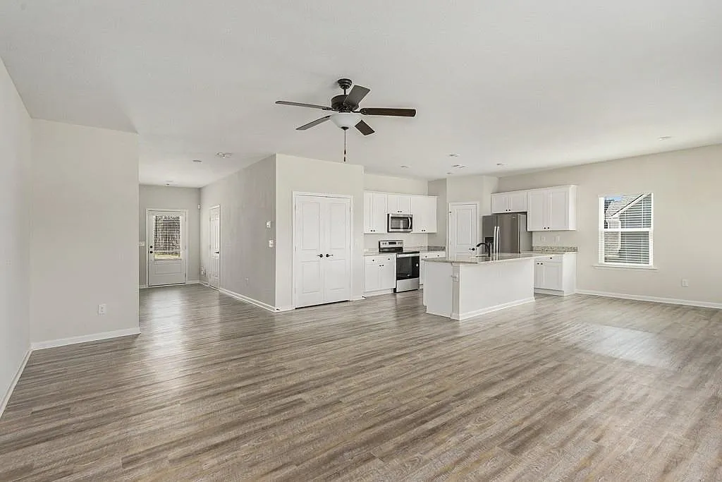 4 bed, 2.5 bath, 2138 sqft, $2,500 — Photo 3
