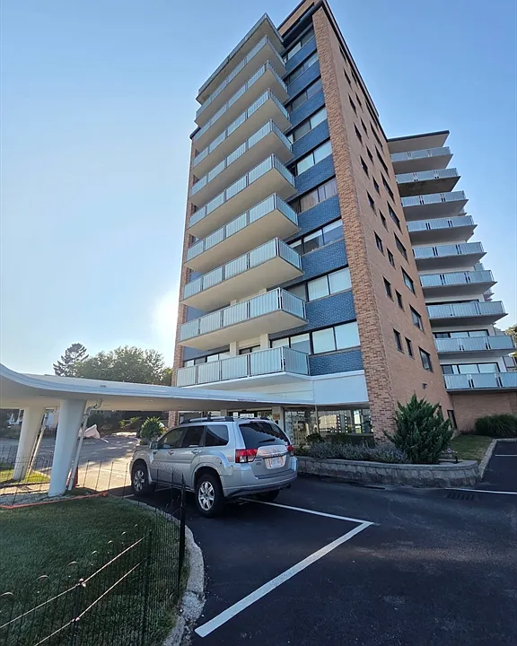 300 Lynn Shore Dr #101