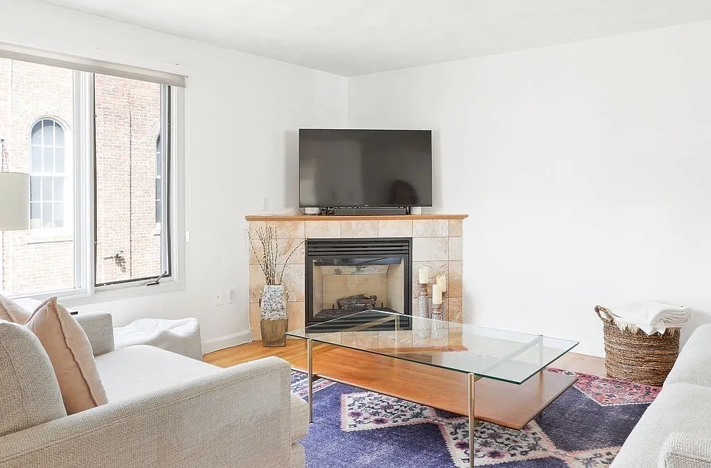 2 bed, 2.5 bath, 1468 sqft, $4,380 — Photo 3
