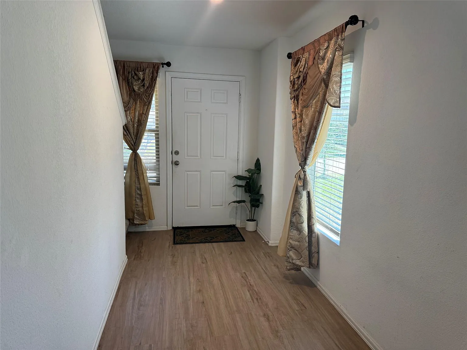 4 bed, 2.5 bath, 2220 sqft, $2,400 — Photo 4