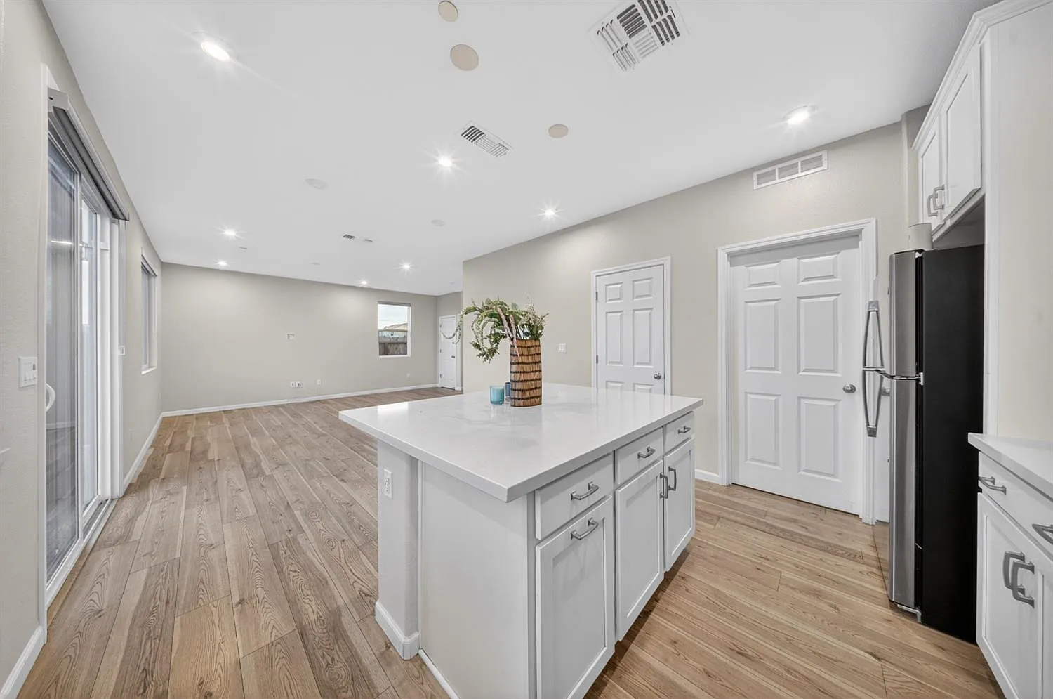 3 bed, 2.5 bath, 1634 sqft, $3,000 — Photo 2