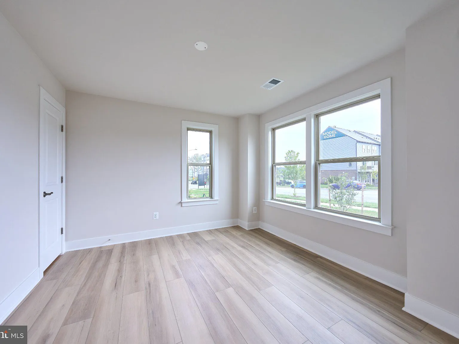5 bed, 3.5 bath, 2462 sqft, $3,500 — Photo 3