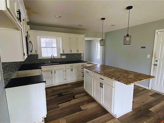 4th image of 2820 N 43rd St